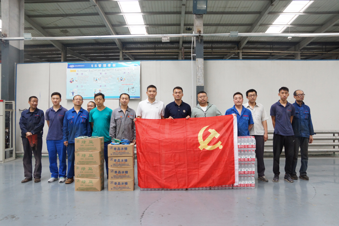 稀土高新区工会“致敬劳动·情系盛夏”送清